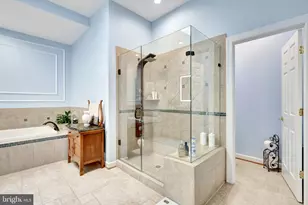 20283 Island View Ct, Sterling, VA 20165 - Photo 23