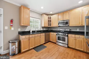 25203 Dunvegan Square, Chantilly, VA 20152 - Photo 7