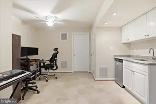 25352 Ripleys Field Dr, Chantilly, VA 20152 - Photo 27