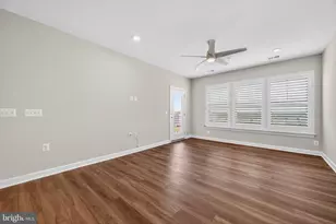 21630 Hawksbill High Cir, Sterling, VA 20164 - Photo 17