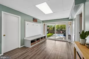 212 W Meadowland Ln W, Sterling, VA 20164 - Photo 3