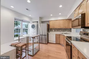 98 St Charles Square, Sterling, VA 20164 - Photo 5