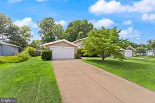 131 Evergreen St, Sterling, VA 20164 - Photo 1