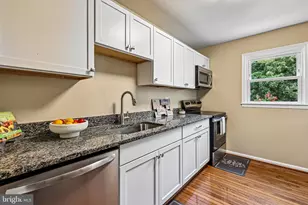 910 Sherwood Ct, Sterling, VA 20164 - Photo 17