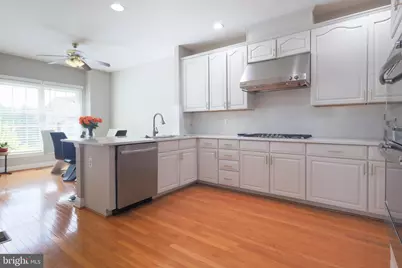 22918 N Brown Square, Ashburn, VA 20148 - Photo 3