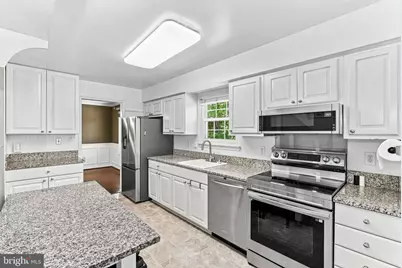 10163 Yorktown Way, Great Falls, VA 22066 - Photo 3