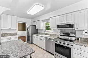 10163 Yorktown Way, Great Falls, VA 22066 - Photo 3