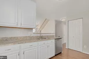 20433 Alderleaf Terrace, Ashburn, VA 20147 - Photo 9