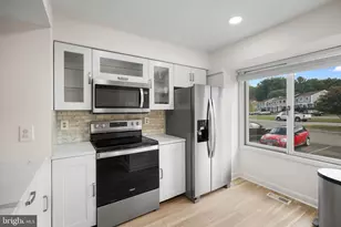 6 Sugarland Square Ct, Sterling, VA 20164 - Photo 3