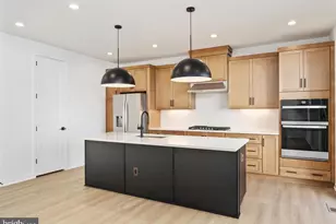 23131 Parkside Vlg Cir, Aldie, VA 20105 - Photo 3