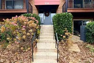 218 Locust St SE, Vienna, VA 22180 - Photo 1