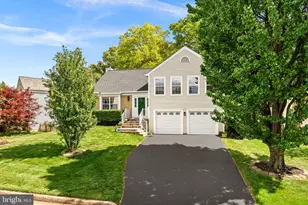 28 Bedford Dr, Sterling, VA 20165 - Photo 1