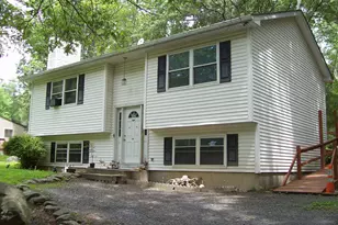 139 Davis Cir, Bushkill, PA 18324 - Photo 1