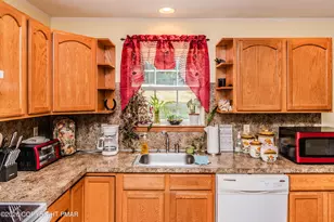 3290 Bluebird Dr, Bushkill, PA 18324 - Photo 5