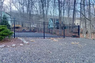 7004 Woodbridge Dr, Bushkill, PA 18324 - Photo 3