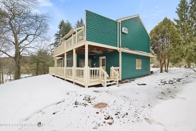  402 Shiny Mountain Court, Greentown, PA 18426 - Photo 1