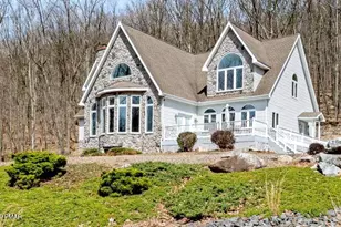 8 Kickapoo Dr, Hazle Township, PA 18202 - Photo 1