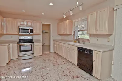  214 Sunrise Loop, Henryville, PA 18332 - Photo 13