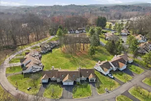 114 Duck Hollow Cir, Stroudsburg, PA 18360 - Photo 3