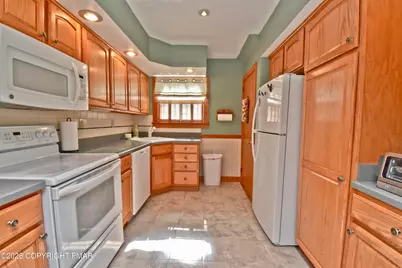 142 Maple Avenue, East Stroudsburg, PA 18301 - Photo 11