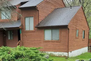 409 Tudor Ct, Bushkill, PA 18324 - Photo 1