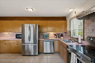 1115 Crestview Dr, Stroudsburg, PA 18360 - Photo 9