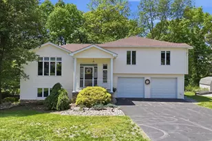 240 Oxford Cir, Stroudsburg, PA 18360 - Photo 1