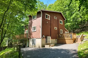 121 Park Ct, Bushkill, PA 18324 - Photo 1