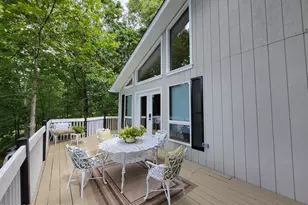 251 Dorchester Dr, Bushkill, PA 18324 - Photo 1