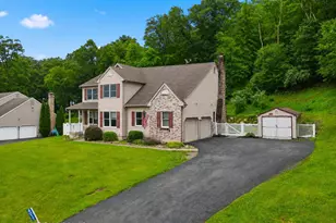 4017 Crest View Dr, Stroudsburg, PA 18360 - Photo 3