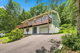 1027 Maple Lake Dr, Bushkill, PA 18324 - Photo 1