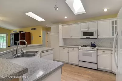  309 Fall Creek Terrace, Stroudsburg, PA 18360 - Photo 5