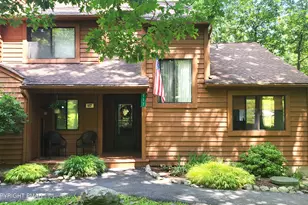 117 Meadow View Ct, Bushkill, PA 18324 - Photo 1