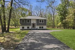 208 Depue Cir, Bushkill, PA 18324 - Photo 1