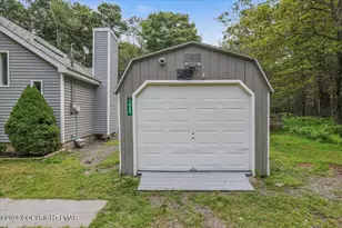 1065 Breezewood Dr, Newfoundland, PA 18445 - Photo 9