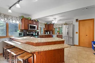 2208 Mohegan Ct, Long Pond, PA 18334 - Photo 9