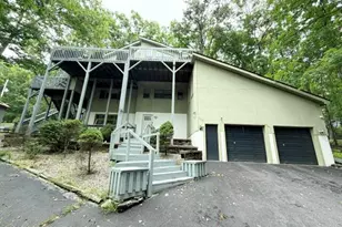 322 Brentwood Dr, Bushkill, PA 18324 - Photo 1