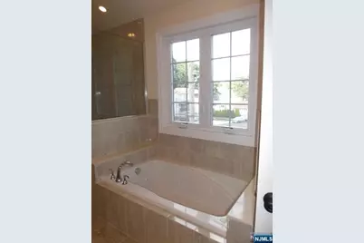 811 Edgewood Lane B #B, Fort Lee, NJ 07024 - Photo 9