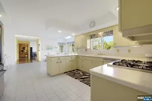 300 Forsythia Ct, Franklin Lakes, NJ 07417 - Photo 25