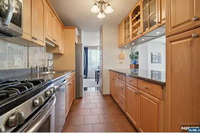 555 North Avenue 6F #6F, Fort Lee, NJ 07024 - Photo 11