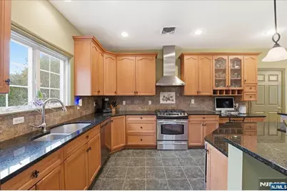 605 Craig Avenue, Paramus, NJ 07652 - Photo 19