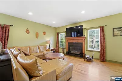 605 Craig Avenue, Paramus, NJ 07652 - Photo 9