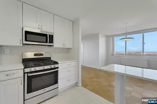 2150 Center Ave 19E, Fort Lee, NJ 07024 - Photo 7