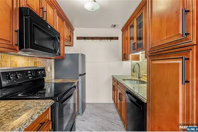 93 Presidential Drive, Englewood, NJ 07631 - Photo 9