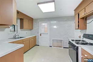 15 Edgewater Rd, Cliffside Park, NJ 07010 - Photo 11