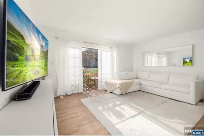 100 Crown Court 482 #482, Edgewater, NJ 07020 - Photo 3