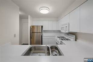 402 Chase Ct 402, Edgewater, NJ 07020 - Photo 5