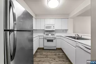 402 Chase Ct 402, Edgewater, NJ 07020 - Photo 3