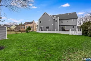 11 Laurel Pl, Fairfield, NJ 07004 - Photo 9