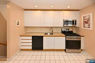 368 Elmwood Dr, Paramus, NJ 07652 - Photo 5